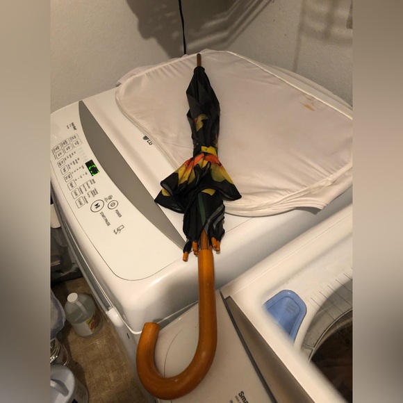 Vintage Daffodil Print Umbrella- 790 $35 or $30 w/offer - Picture 1 of 14